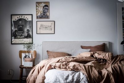 combinar cuadros vintage en dormitorio